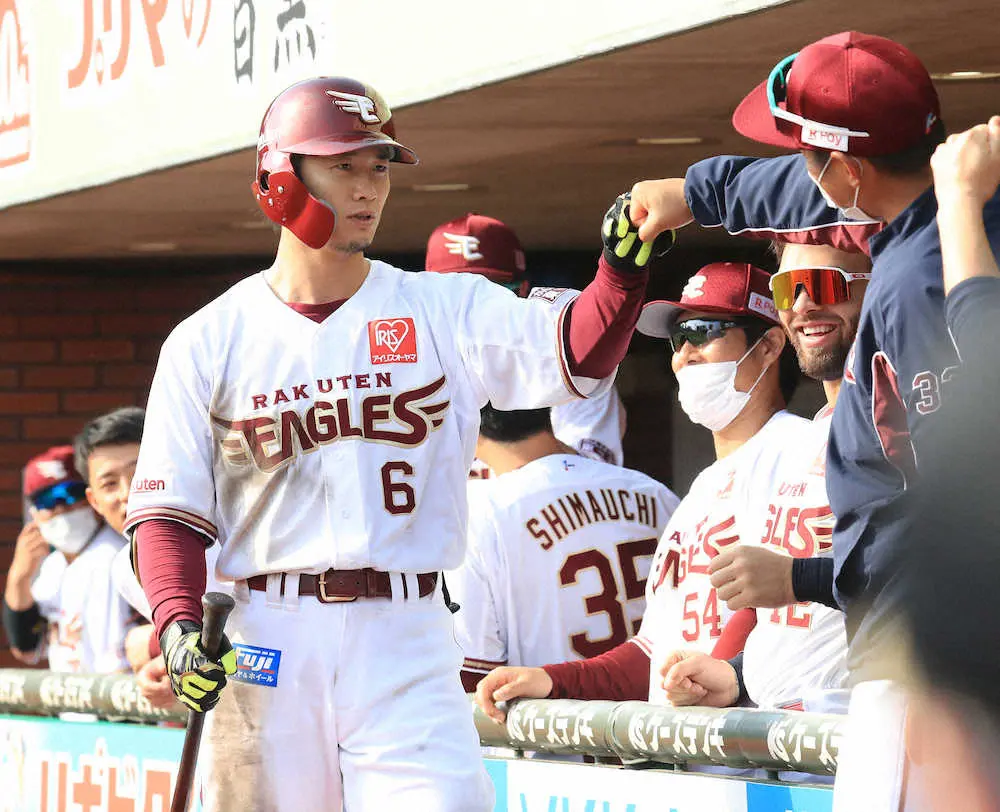 ＜楽・西2＞5回、西川が移籍後初となる本塁打を放ちベンチに迎えられる（撮影・篠原岳夫）