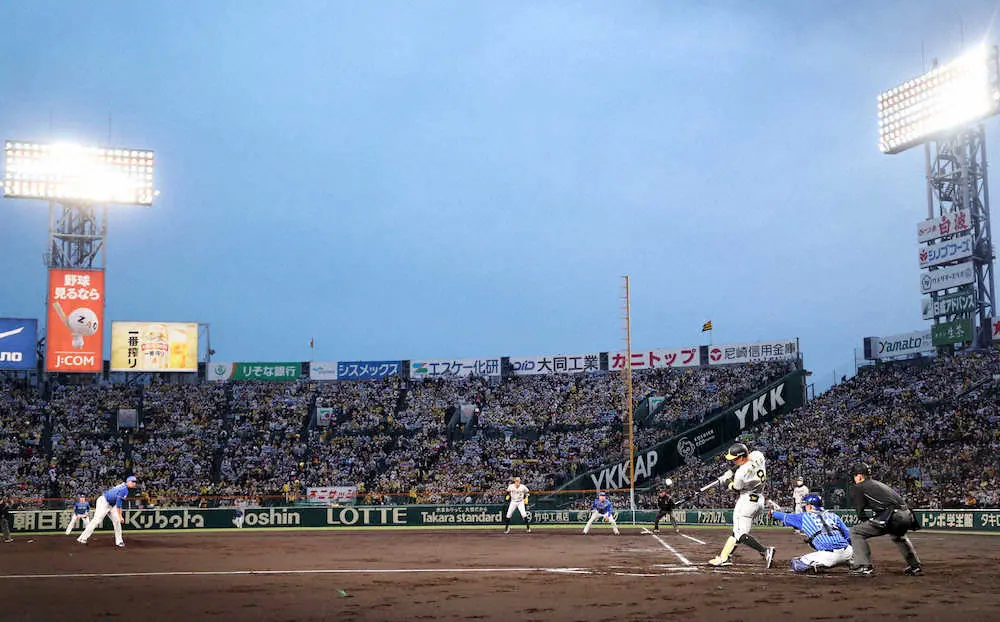 阪神　ファンの携帯ライト照らして観戦に試合一時中断「おやめいただきますようお願いします」とアナウンス