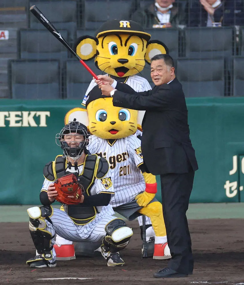 阪神　試合前セレモニー登場の川藤OB会長が虎ベンチにハッパ「拍手はいらんわい、その代わり勝たんかい」