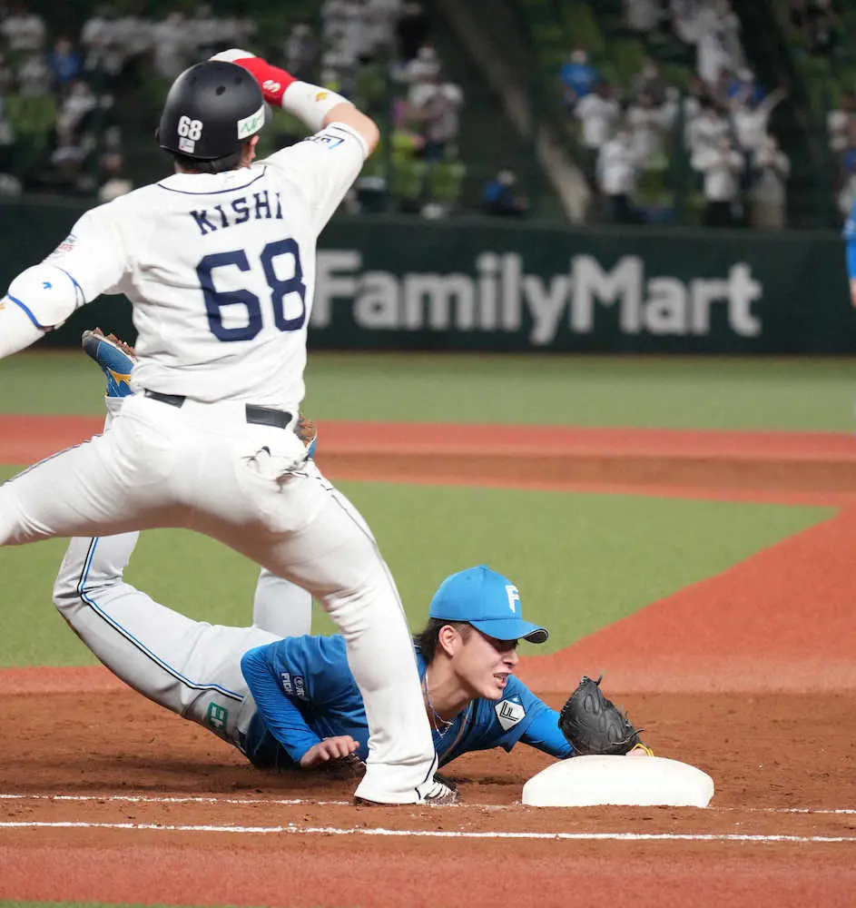 13日の試合の5回、岸の打球を清宮がはじき、吉田がカバーして一塁ベースに飛び込みアウトに