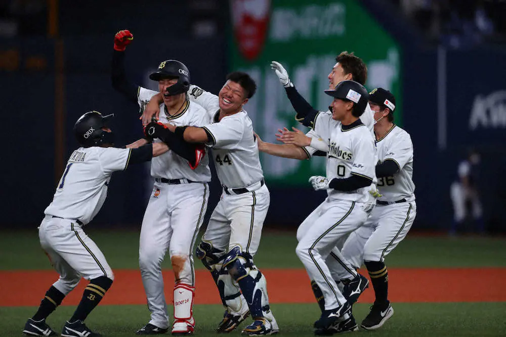 【画像・写真】オリックス・紅林　サヨナラ打ぁ～　チルドレン躍動に中嶋監督が愛のキック