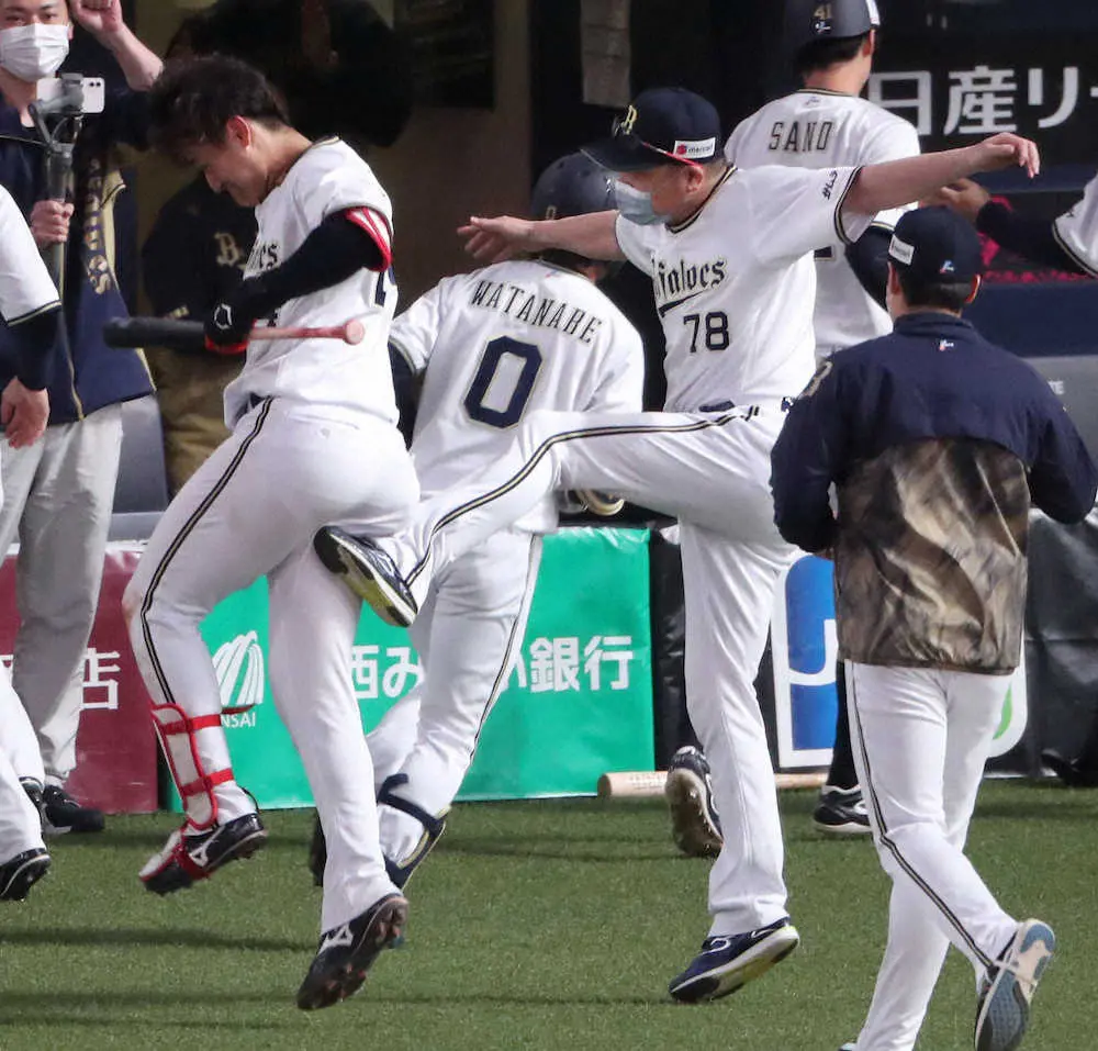 オリックス・紅林　サヨナラ打ぁ～　チルドレン躍動に中嶋監督が愛のキック