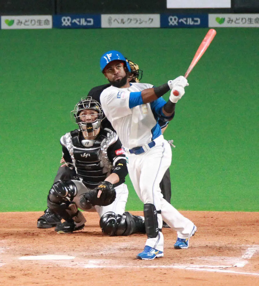 日本ハム・アルカンタラ　サイクルならずもプロ野球史上20人目左右両打席本塁打