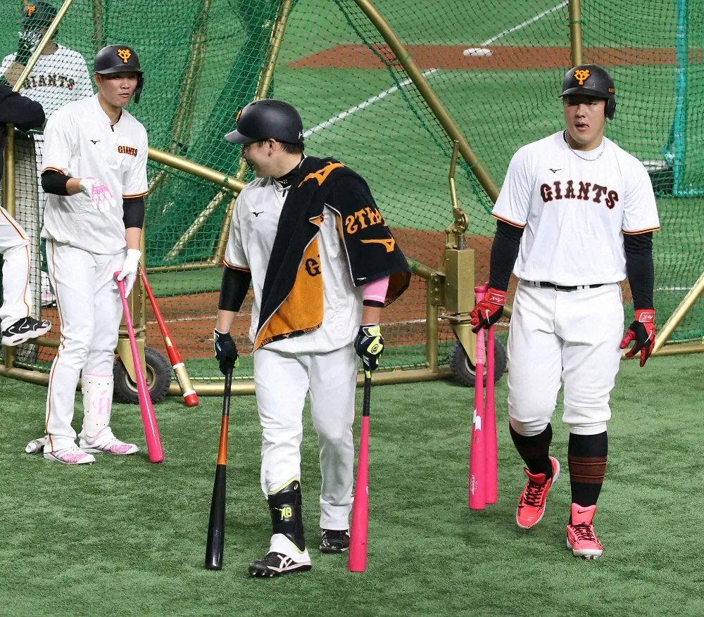 昨年の5月９日、試合前にピンクのバットで練習をした（左から）巨人・坂本、丸、岡本和