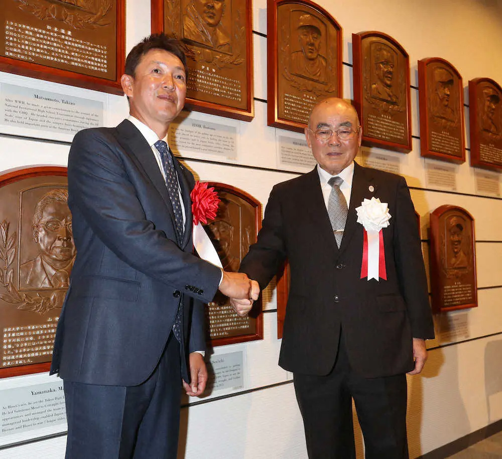 2019年、野球殿堂入り発表会見後に、元PL学園高校監督の中村順司氏と握手する立浪和義氏（左）