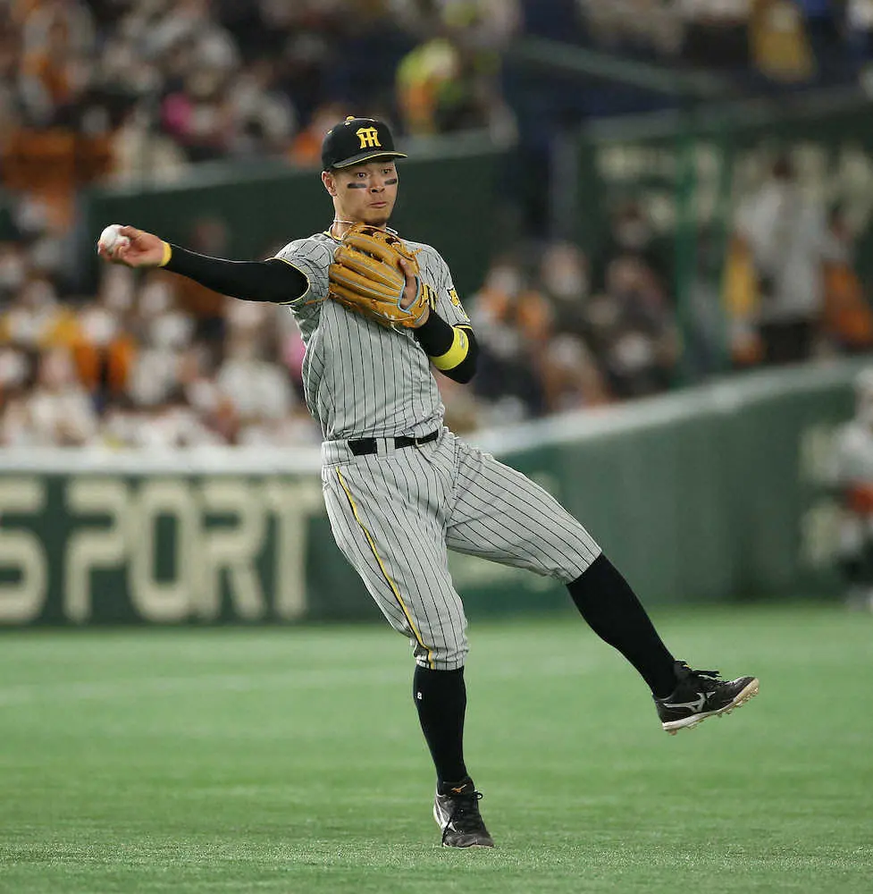 ああ、大暴投…三塁スタメンの阪神・佐藤輝が3回に一塁悪送球で2個目失策