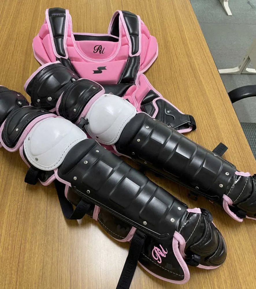 阪神・梅野が“ピンク防具”で母の日へ　SSK社が特製プロテクターお披露目