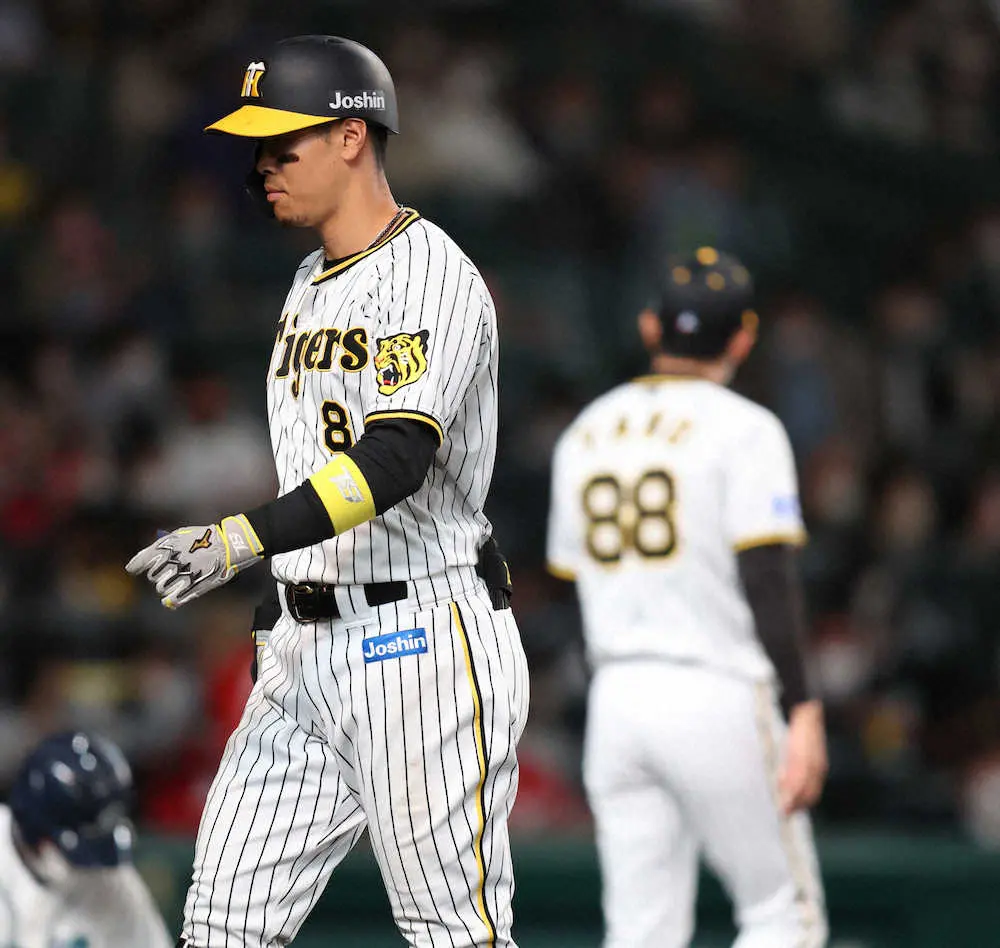 阪神・佐藤輝、初回に同点打も2―3劣勢の7回2死満塁では悔し3球三振