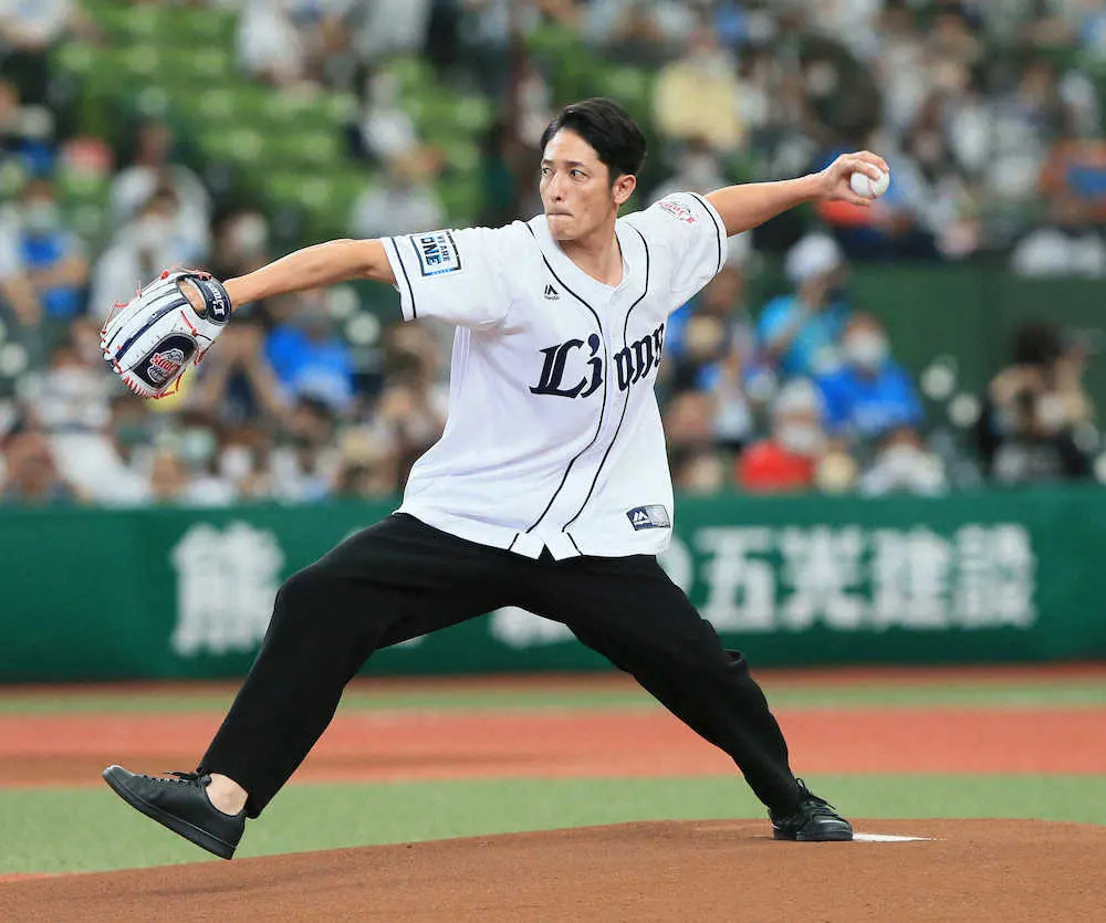 始球式に登場「玉木宏」がトレンド入り　ネット絶賛「投球フォームもカッコいい」「左投げだったのか」