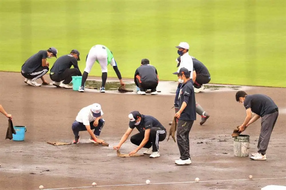 高校野球和歌山大会開会式を前にグラウンド整備を手伝う和歌山大野球部員（2021年7月9日、紀三井寺公園野球場）