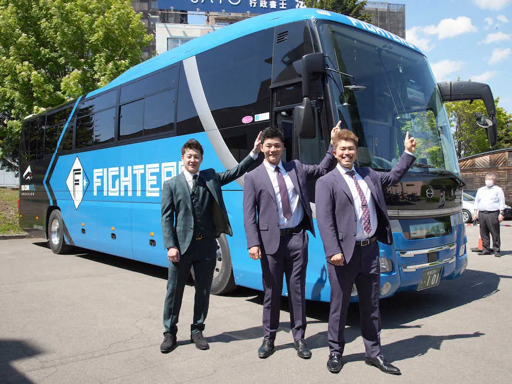 日本ハム　新ロゴ入りの移動バス公開　ファンクラブ会員の今川「凄くテンションが上がりました」