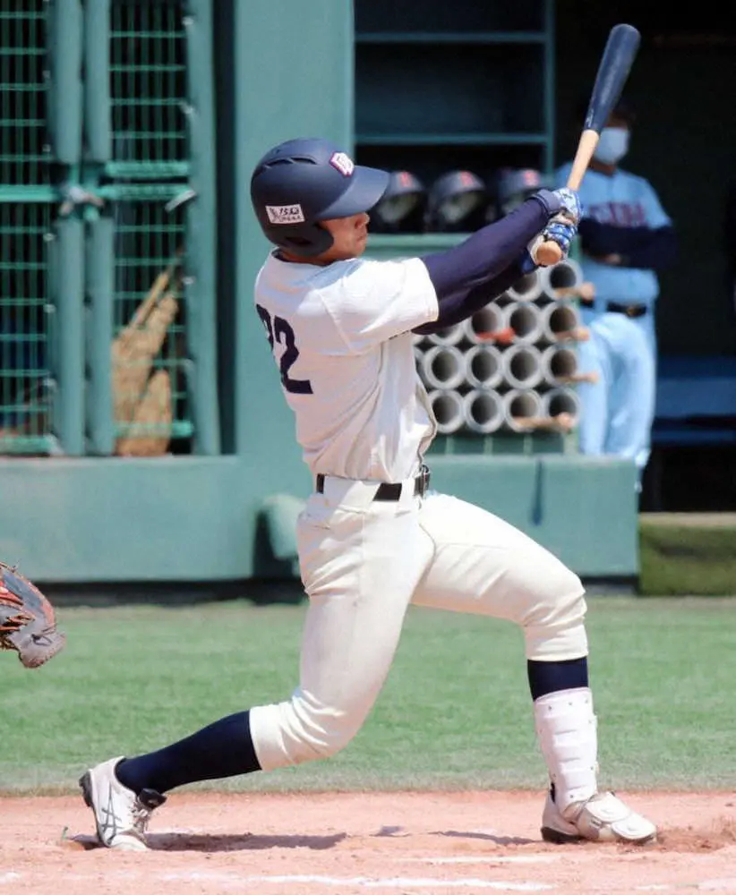 ＜京大・近大＞6回、代打で出場の京大・梶川が逆転満塁本塁打を放つ（関西学生野球連盟提供）