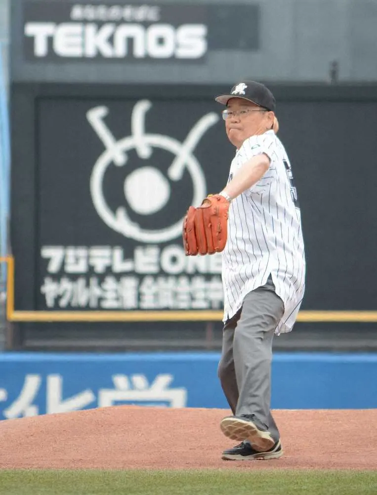 亜大の巴政雄理事長が始球式　リーグ優勝のナイン称える　東都大学野球