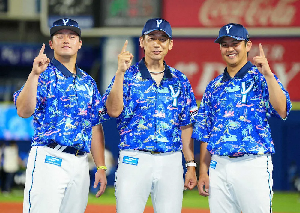 DeNA、プロ野球史上初の襟付きの開襟シャツ型ユニをお披露目　8・2～4の広島戦で着用