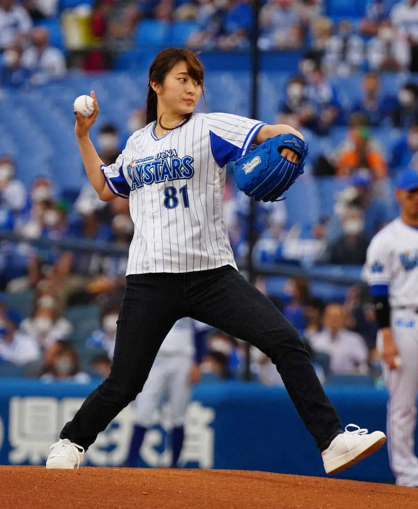 DeNA・三浦監督の長女・凪沙さんが始球式「選手にボールが当たらなくてよかったです」
