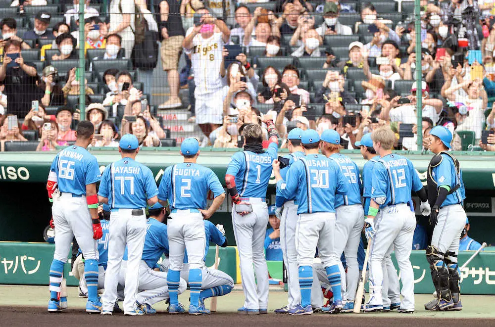 日本ハム・新庄監督　試合前に異例の自撮り＆集合写真　甲子園ファンも驚き