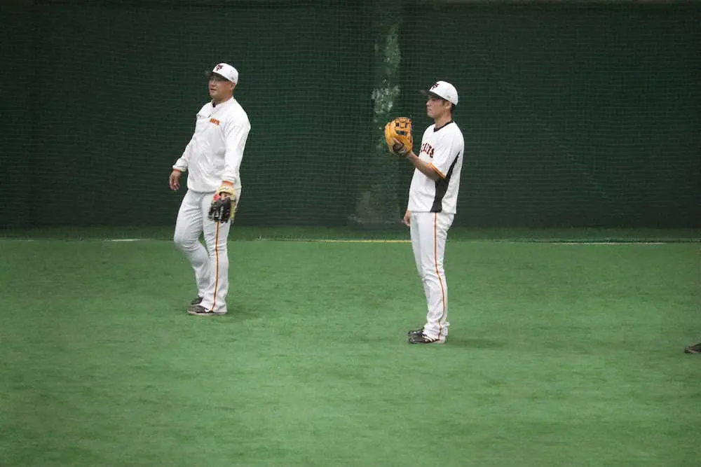 室内練習場での試合前練習に参加した巨人・坂本（右）
