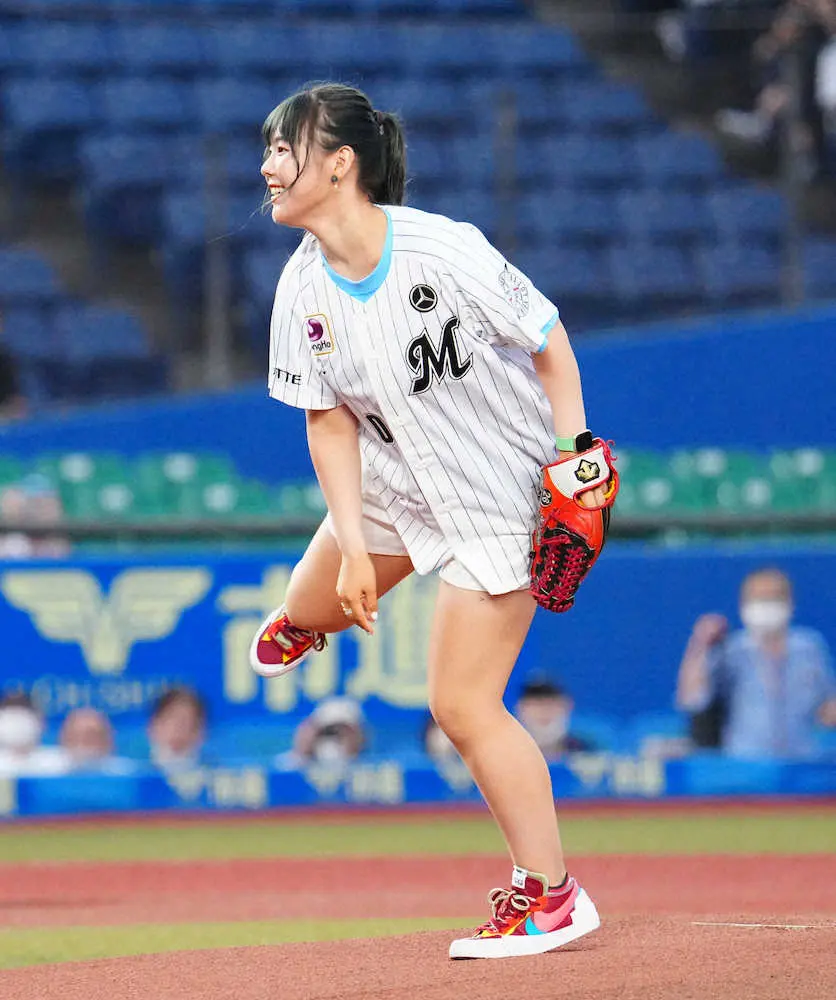 女子プロゴルファー吉田優利が始球式　「朗希投手はこの距離から160キロ投げるなんて凄い」