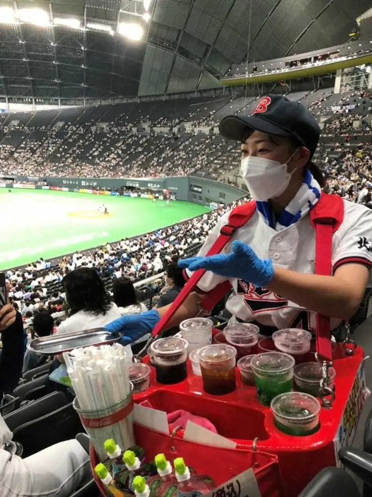 北海道の女子軟式野球チームが日本ハム戦で場内スタッフ　「緊張したけど楽しかった」