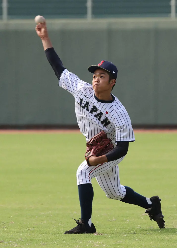U18代表に選出され外野で守備練習する大阪桐蔭時代の根尾（2018年撮影）