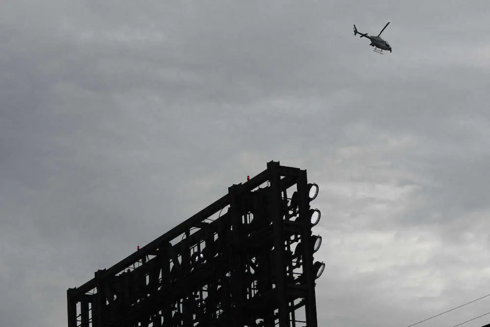 ホワイトソックスの本拠地、ギャランティード・レイト・フィールド上空を飛ぶ警察のヘリコプター（AP）