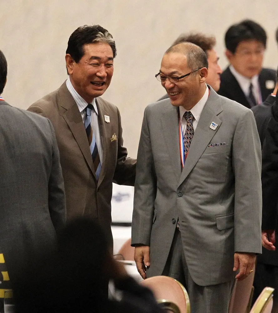 2010年ドラフト会議で中日・落合博満監督（右）と談笑する楽天・星野仙一監督