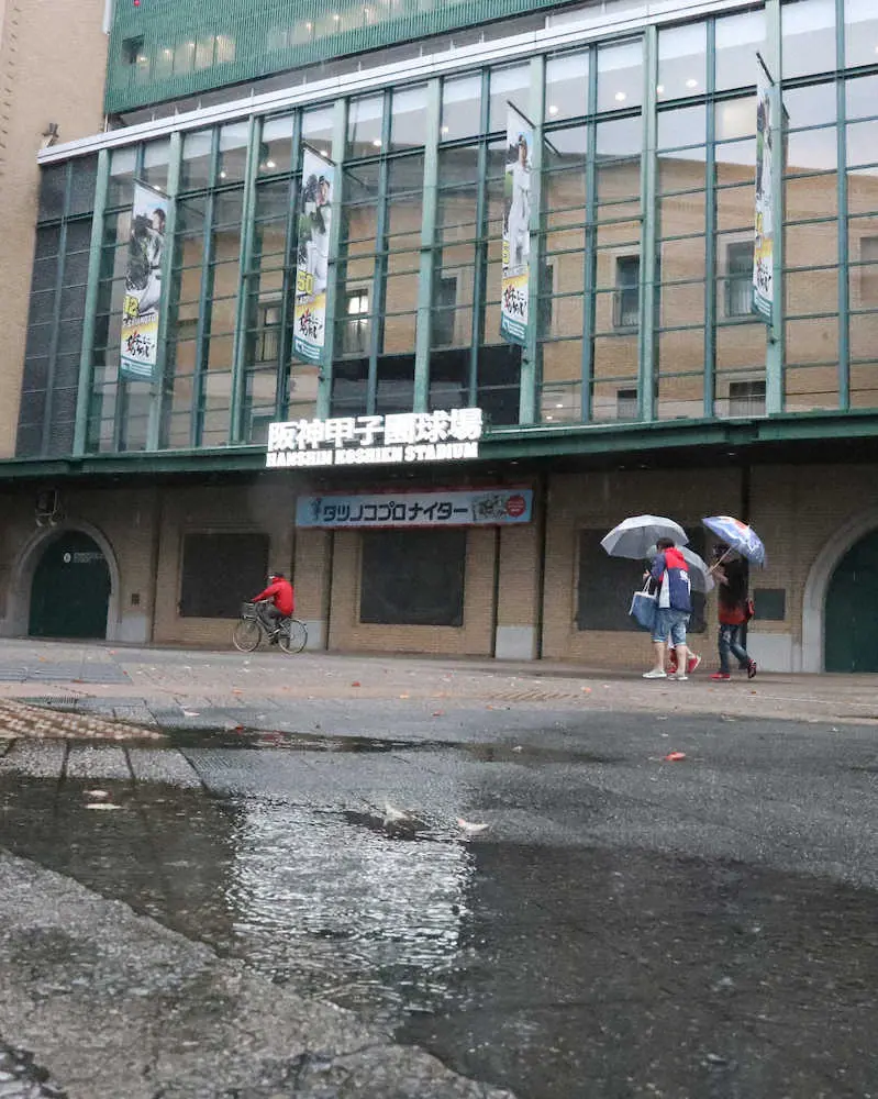 雨音が響き、試合が中止となった甲子園球場（撮影・坂田　高浩）