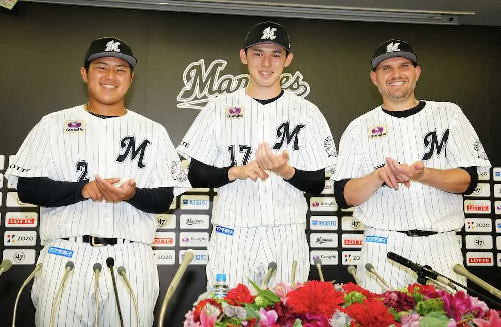 球宴にファン投票で選出されたロッテの（左から）松川、佐々木朗、レアードはお礼の寿司を握る（撮影・長久保　豊）
