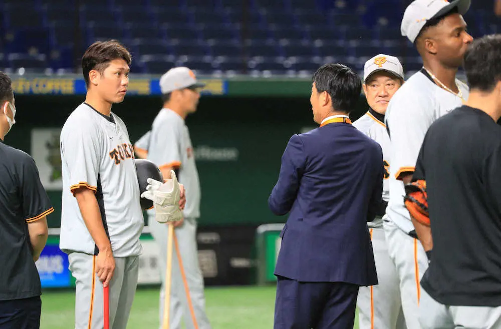 ＜巨・ヤ＞試合前、東京ドームを訪れたサッカー日本代表・森保監督と話する坂本（撮影・白鳥　佳樹）