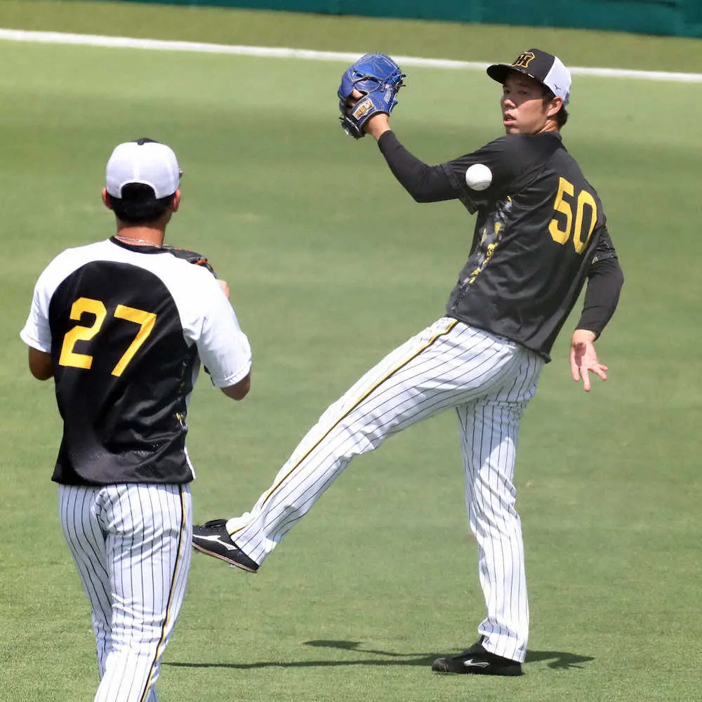 試合前練習で、伊藤将（左）とキャッチボールを背面投げで行う青柳（撮影・成瀬　徹）