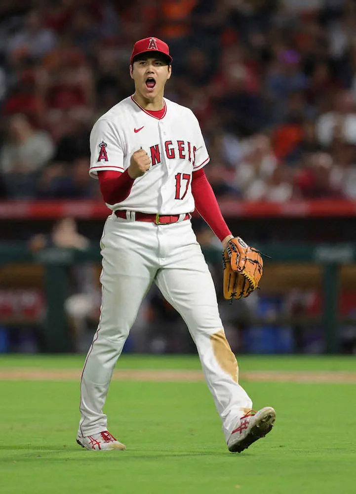 大谷翔平　試合中にファンに笑顔の“神対応”　ネット「モテモテやな」「女性を紹介されてるじゃん」