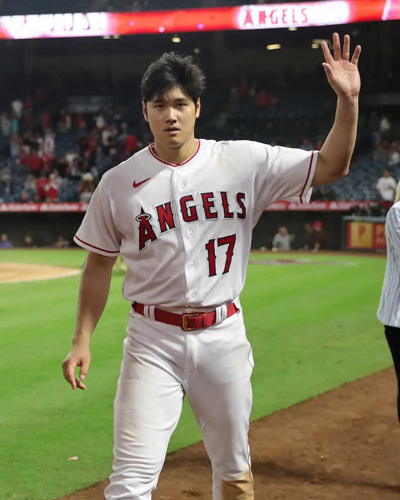 【画像・写真】大谷翔平　試合中にファンに笑顔の“神対応”　ネット「モテモテやな」「女性を紹介されてるじゃん」