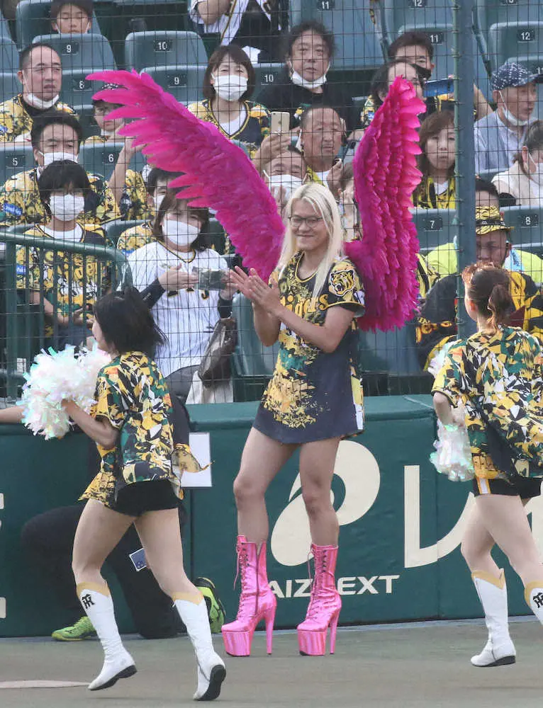 阪神「ウル虎の夏」最終日ゲスト・ZAZY　ド派手衣装＆「甘がみ3回」の選手紹介で甲子園盛り上げた　