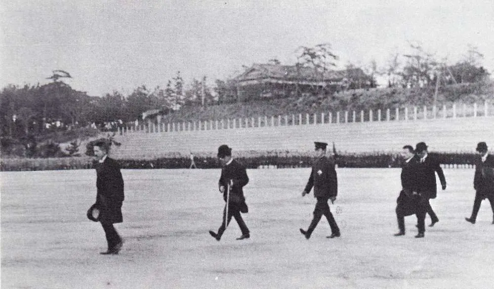 1922（大正11）年12月2日、和歌山中グラウンドを訪れた皇太子（後の昭和天皇）。後方に完成したスタンドが見える＝「和歌山中学校・桐蔭高等学校野球部百年史」より＝