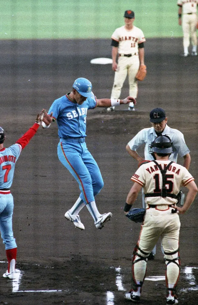 1987年7月28日、初回1死一塁、桑田の内角高めの速球をガツンと甲子園のレフトスタンドへ叩き込み、「やられた」とマウンド上でガックリする桑田と、清原はジャンプ一番、はずむホームイン