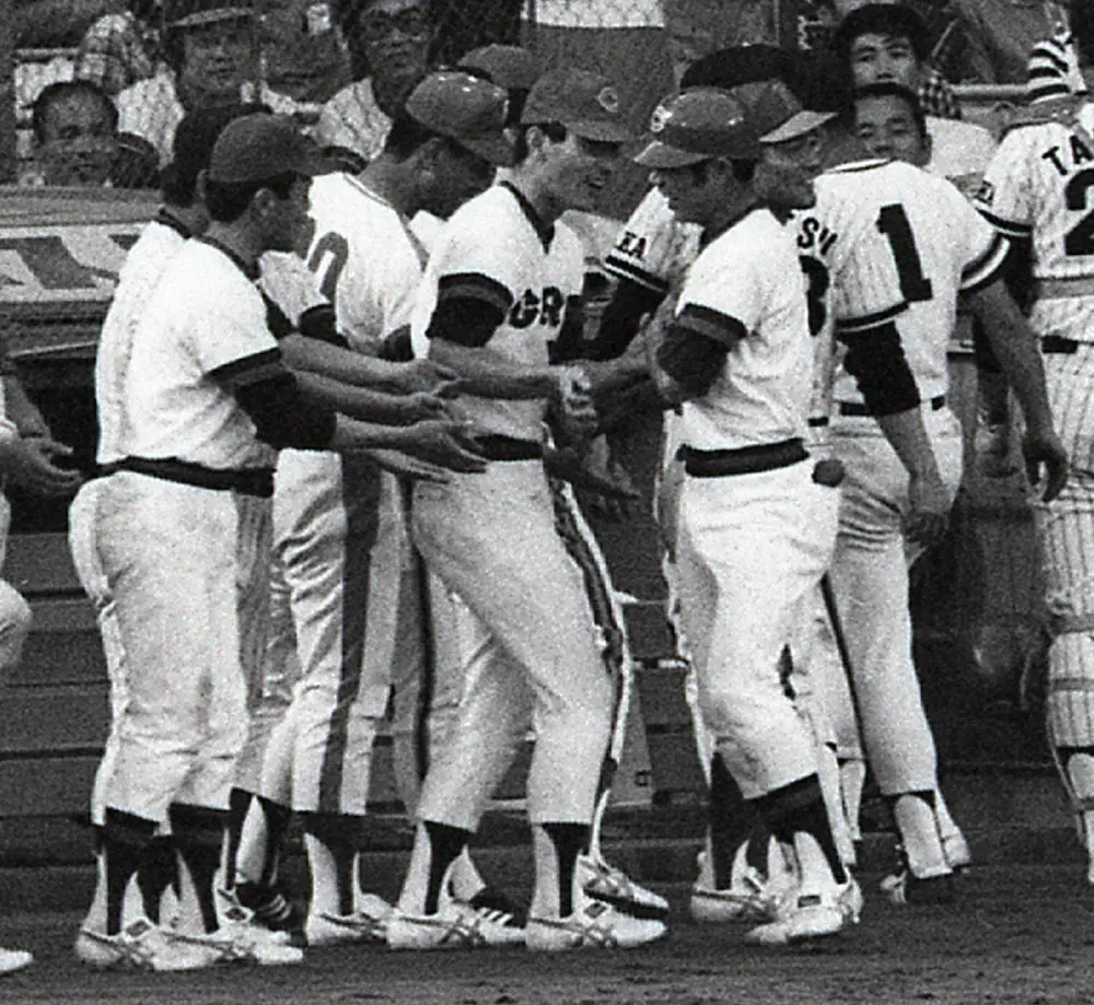 「赤ヘル」が躍った！1975年7月19日、山本浩二とアベック本塁打を放った衣笠（右）