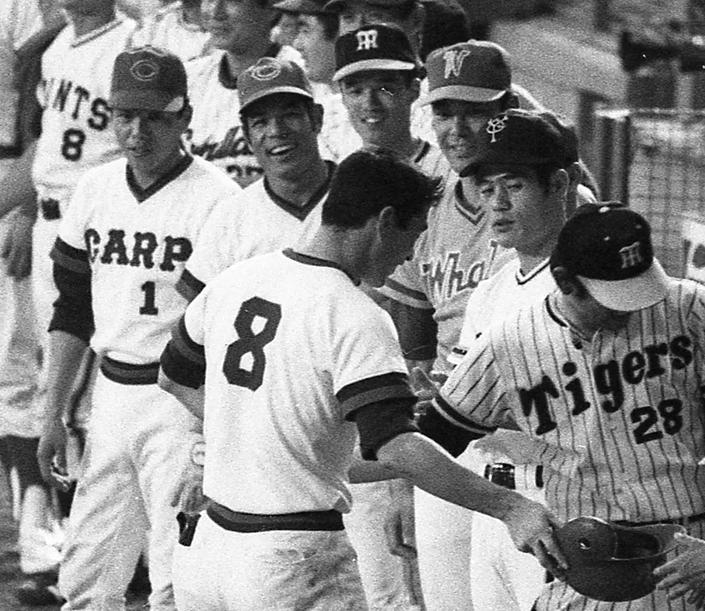 1975年7月19日、２回、２ランを放った山本浩二（手前右、８）を迎える衣笠