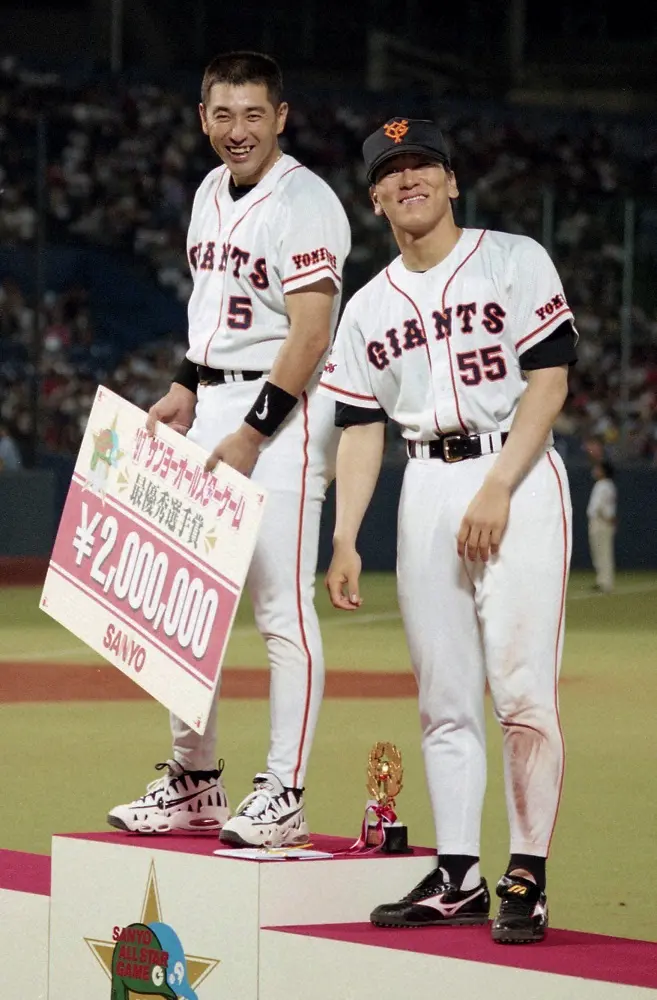 ニッコリ競演！1997年、連発でMVPの清原(左)と優秀選手賞の松井は笑顔、笑顔でお立ち台