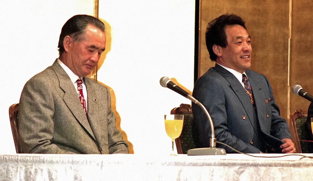 1996年11月28日、長嶋監督同席の会見で巨人退団を発表した落合氏