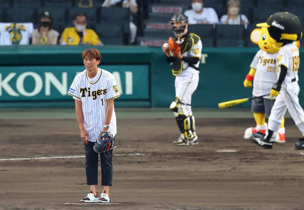 【画像・写真】G大阪・東口が始球式でノーバン投球「阪神は関西のスポーツ界を引っ張ってくれてる存在」