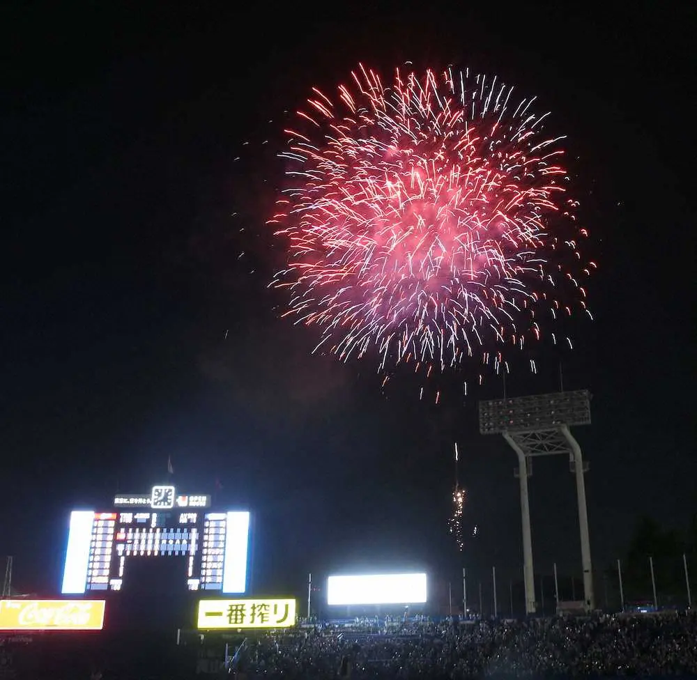 ヤクルト本拠で“夏の風物詩”始まる!　神宮の花火にネット反響「今年初めて」「雷かと思った」