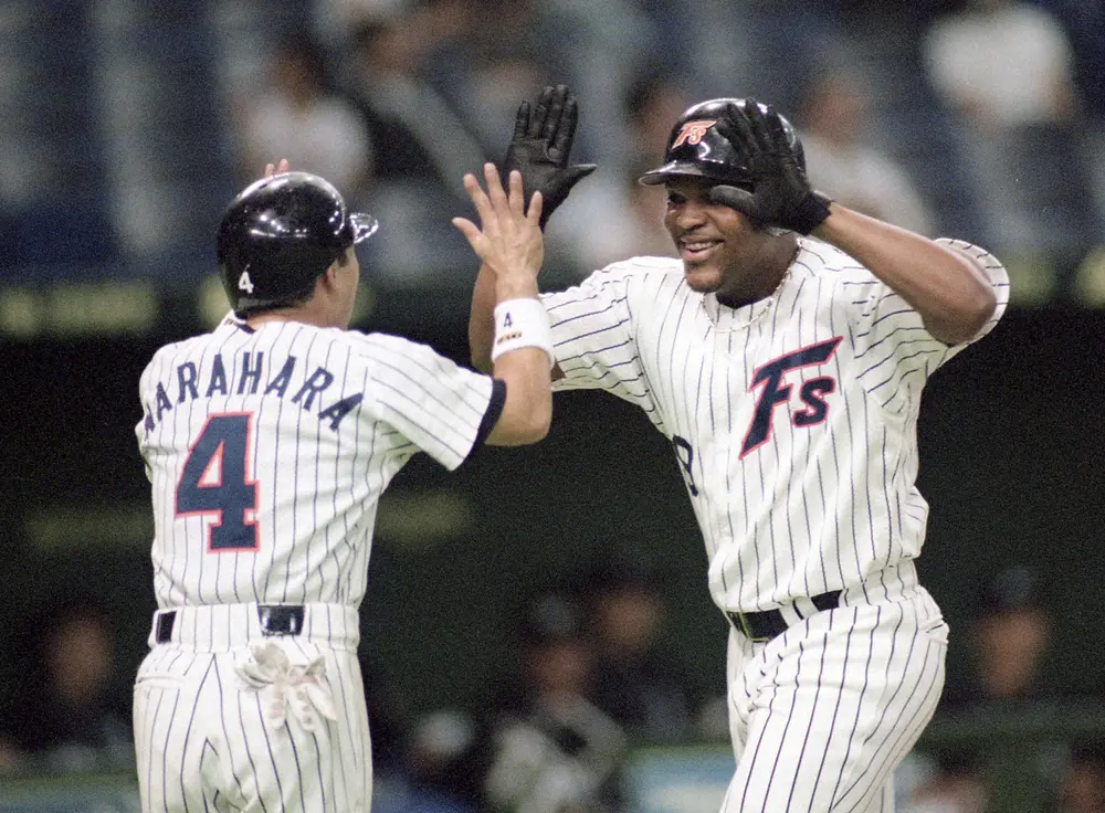 1998年6月25日のダイエー戦で初回に満塁本塁打を放った日本ハム・ブルックス（右）