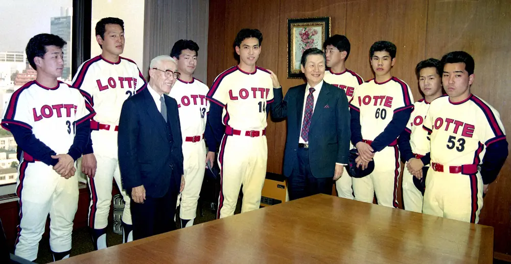 1989年のロッテ入団発表。重光オーナーの激励を受ける小林昭則（現・帝京五監督、左から4人目）、右隣は小宮山悟