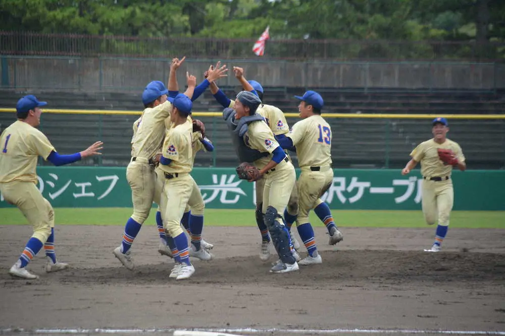 　高校野球石川大会　＜星稜・小松大谷＞3年ぶりの優勝を決めマウンドに集まる星稜ナイン
