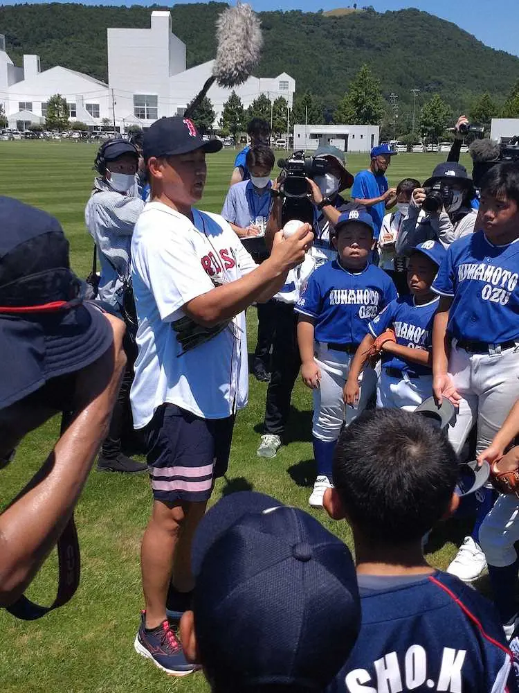 　宮城県石巻市で行われた「MLB　CUP」のベースボールクリニックで、ボールの握り方を教える松坂大輔氏