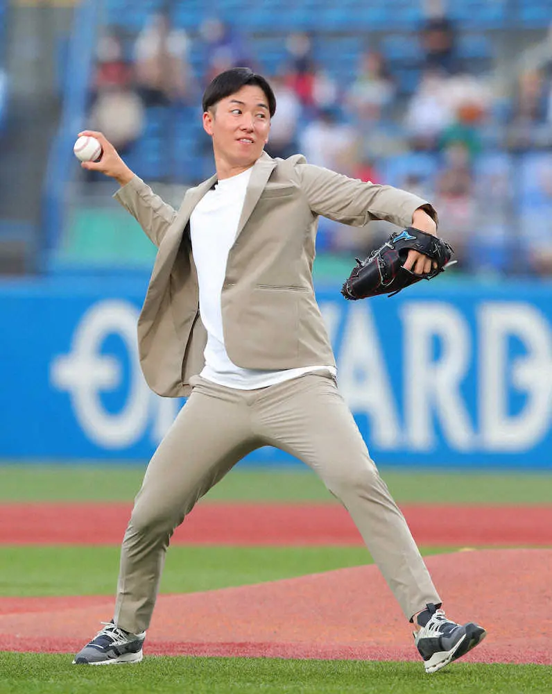 斎藤佑樹氏が神宮のプロ・アマ記念試合でファーストピッチ　栗山監督が捕手役で「凄く緊張した」