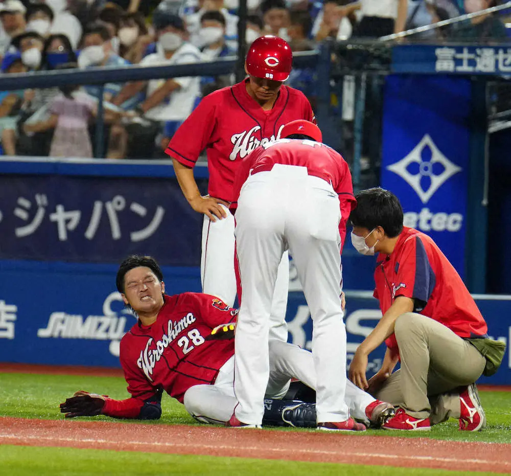 広島・床田が負傷交代　走塁時に転倒して立ち上がれず、担架でベンチ裏へ