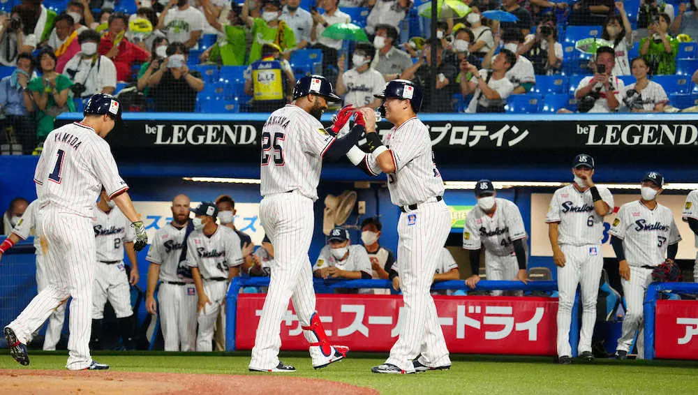 ヤクルト　両軍合わせ31安打“乱打戦”制し3連勝! サンタナが2打席連発含め4安打6打点の大活躍