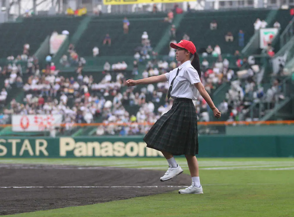 雨のため30分開始が遅れた開会式　先導役の女子野球部員に拍手
