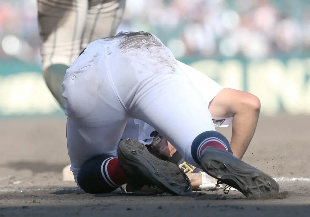 【甲子園】盈進・神垣玲旺にアクシデント　一塁手と交錯し痛みで起き上がれず